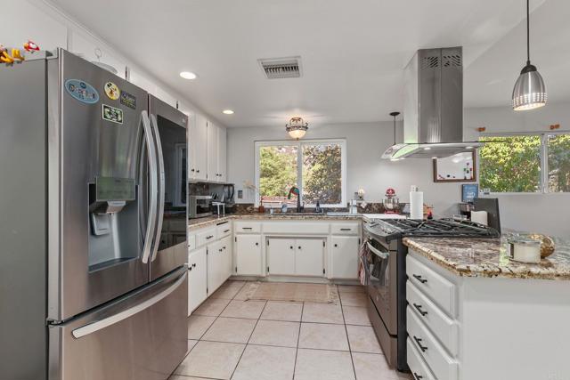 25119 Como Esta Court, Ramona CA: https://media.crmls.org/mediaz/d45bea33-dd53-43f6-925b-690797f7118c.jpg