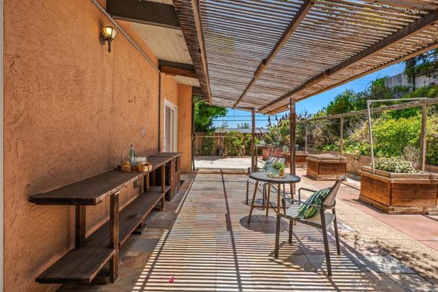 8402 Sugarman Dr, La Jolla CA: https://media.crmls.org/mediaz/d45c02af-7fe0-4193-8fa3-2df94194be0f.jpg