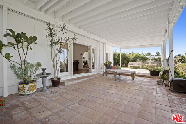 6855 Dume Drive, Malibu CA: https://media.crmls.org/mediaz/d45c17e6-a07b-419a-9362-b149d224fadb.jpg
