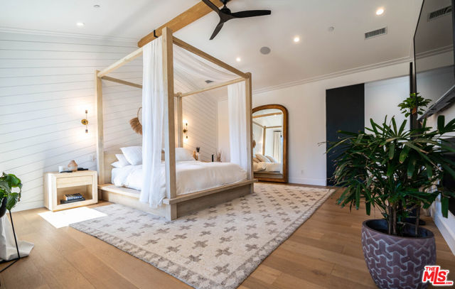 18938 Wells Drive, Tarzana CA: https://media.crmls.org/mediaz/d45d6f9a-8269-4643-9a77-355e1ea3120e.jpg