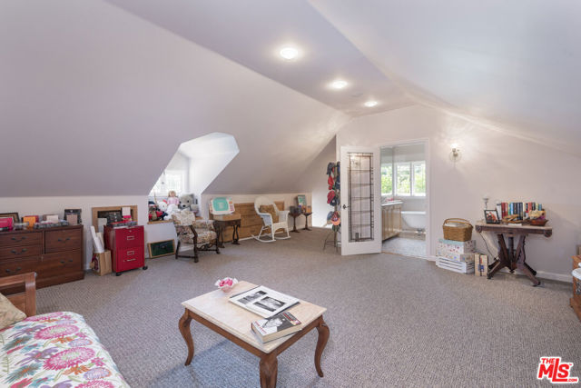 4981 Noeline Avenue, Encino CA: https://media.crmls.org/mediaz/d45ed943-464b-4e3c-abe4-d2a693fdc617.jpg