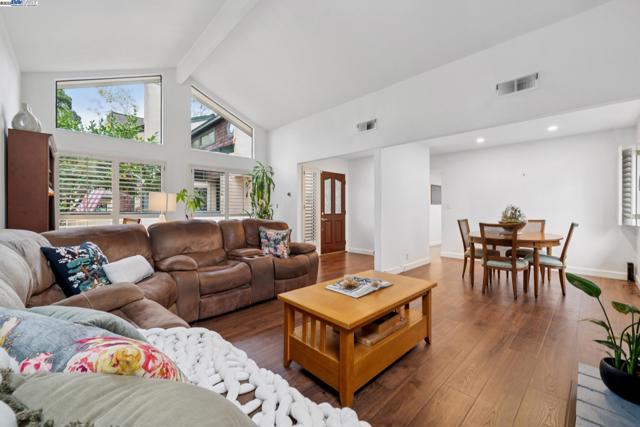 510 Lagunaria Lane, Alameda CA: https://media.crmls.org/mediaz/d45f9c23-81ef-4fc0-b61f-9209520927be.jpg