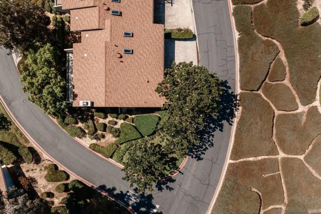 2163 Caminito Circulo Norte, La Jolla CA: https://media.crmls.org/mediaz/d4601cc7-e230-4a36-972b-b57ac0c2df53.jpg