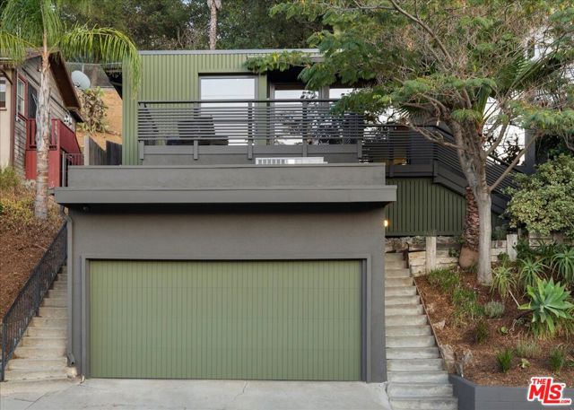 4934 La Roda Avenue, Los Angeles CA: https://media.crmls.org/mediaz/d460dc42-74a5-4a2c-8b67-d01541c81959.jpg