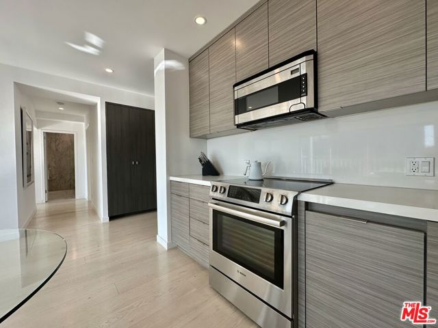 999 N Doheny Drive, West Hollywood CA: https://media.crmls.org/mediaz/d4615181-dd75-4a19-a524-afb1ed97777b.jpg