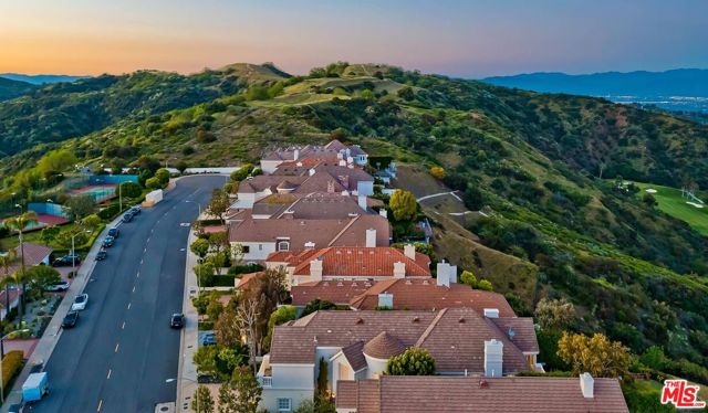 2322 Canyonback Road, Los Angeles CA: https://media.crmls.org/mediaz/d4634e24-7865-4854-94c7-c2d82d08cd1c.jpg