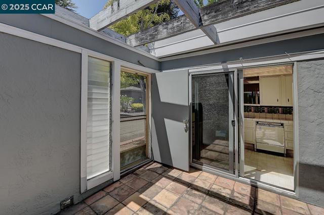 3333 Tice Creek Dr, Walnut Creek CA: https://media.crmls.org/mediaz/d463b62a-3376-4398-9214-5c81f6c990e4.jpg