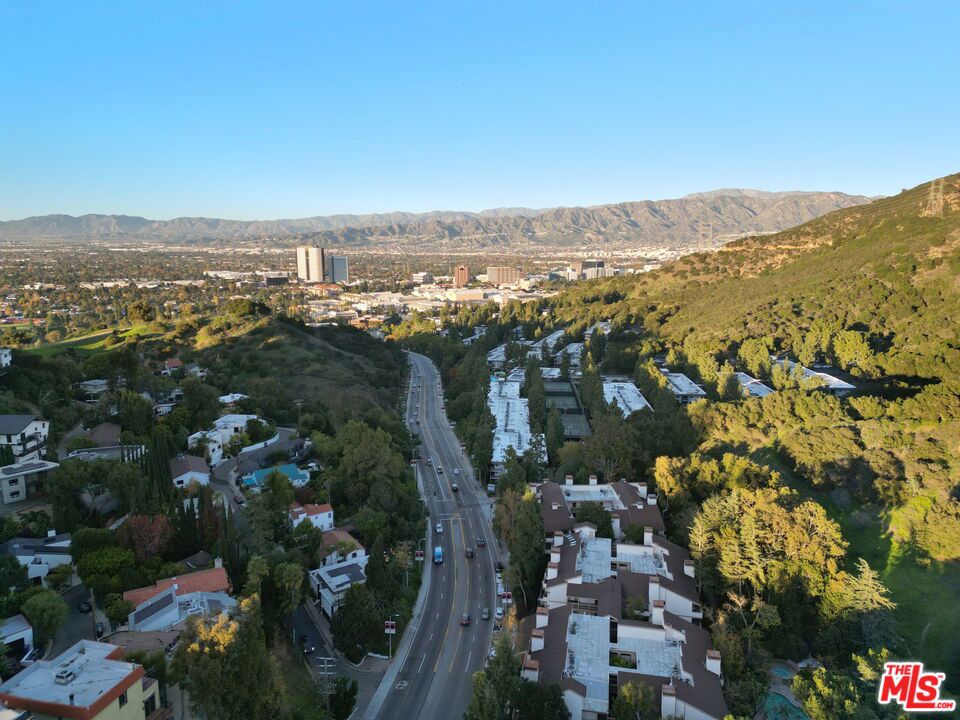 https://media.crmls.org/mediaz/d4665c23-52ab-4aa2-9176-9e23cd65457d.jpg?preset=X-Large