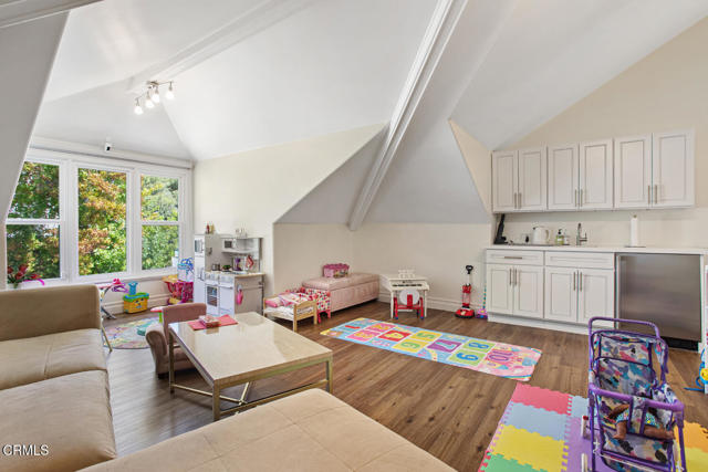 848 Greenridge Drive, La Canada Flintridge CA: https://media.crmls.org/mediaz/d466d0e0-0ba3-4187-8b74-927b353497cf.jpg