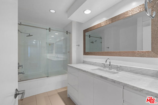 818 S Lucerne Boulevard, Los Angeles CA: https://media.crmls.org/mediaz/d46743fe-7d45-4915-b671-9220edcc80b5.jpg