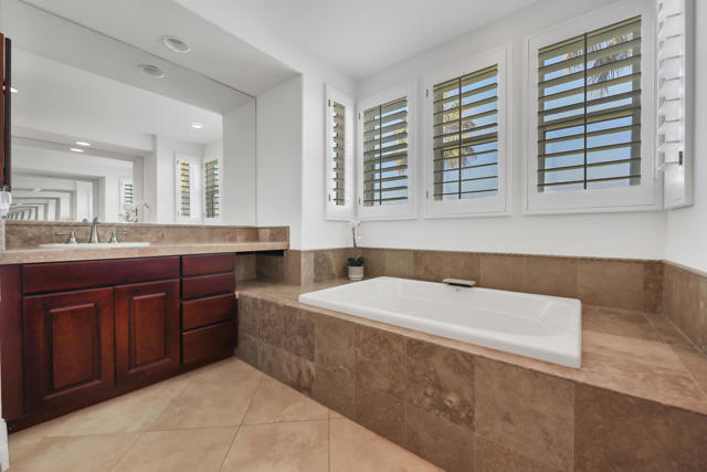 80276 Via Tesoro, La Quinta CA: https://media.crmls.org/mediaz/d467f3b0-5252-49a7-9a27-d35d37d3a22a.jpg