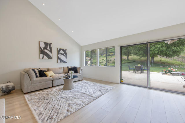 790 Spring Canyon Place, Thousand Oaks CA: https://media.crmls.org/mediaz/d468607e-a5ca-4934-826e-25de6a6df1a2.jpg