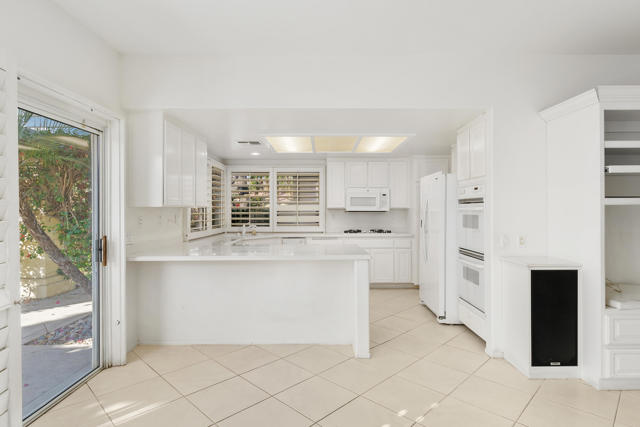2 Vistara Drive, Rancho Mirage CA: https://media.crmls.org/mediaz/d4690344-adb6-47ba-bbe8-a6680866b90d.jpg