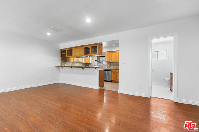 5229 Balboa Boulevard, Encino CA: https://media.crmls.org/mediaz/d46979f8-d2dd-4742-8056-9a46e70d48ff.jpg