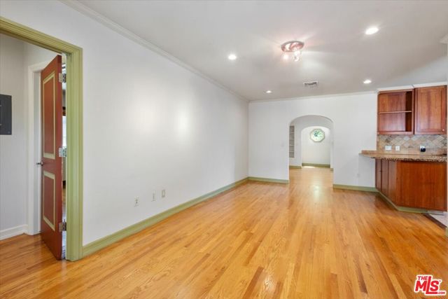 4385 Camellia Avenue, Studio City CA: https://media.crmls.org/mediaz/d469851b-8ef8-46a7-b34f-b3f04dee2dfd.jpg