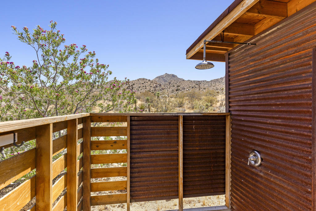 https://media.crmls.org/mediaz/d46a43e1-1f16-4517-8fbe-93b4868d73df.jpg?preset=X-Large