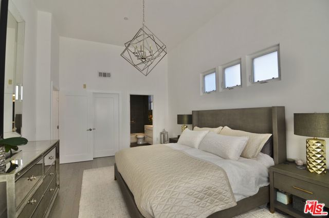 5703 Laurel Canyon Boulevard, Valley Village CA: https://media.crmls.org/mediaz/d46a4778-2c71-4e6d-b6ef-5fdb5a34c2b0.jpg