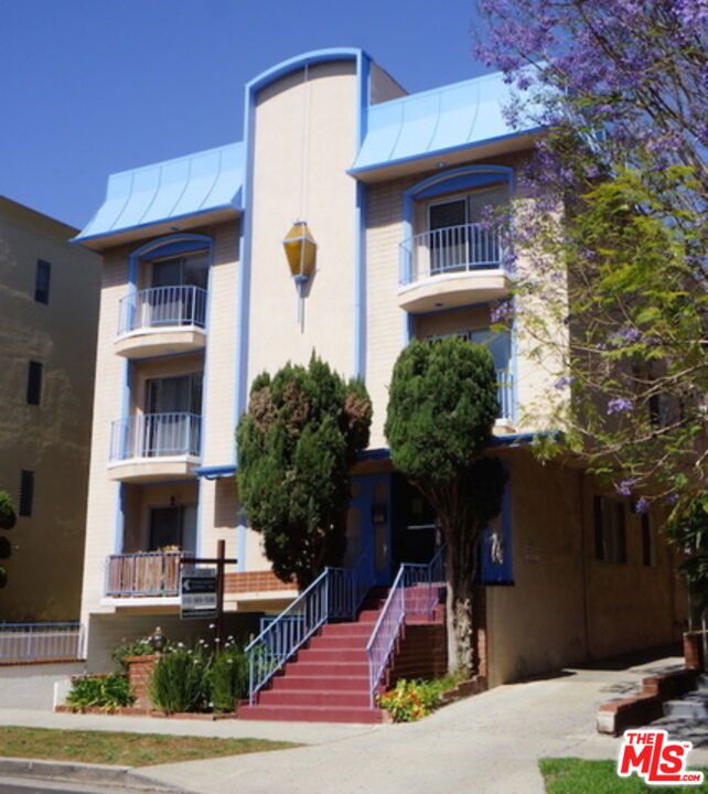 1418 S BENTLEY Avenue #203