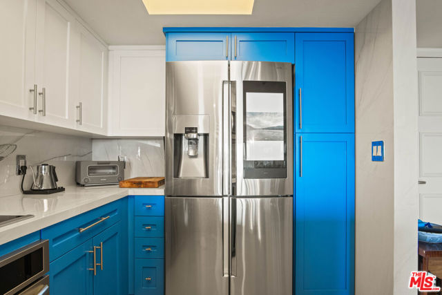 13700 Marina Pointe Drive, Marina del Rey CA: https://media.crmls.org/mediaz/d46bf8ca-c27b-4d88-942a-9fe83cac511b.jpg