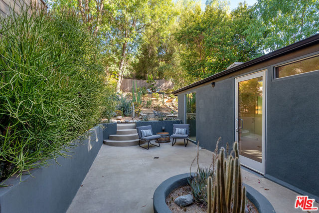 4944 Hood Drive, Woodland Hills CA: https://media.crmls.org/mediaz/d46c9401-44d1-4deb-87e7-d5670b1ebfb3.jpg