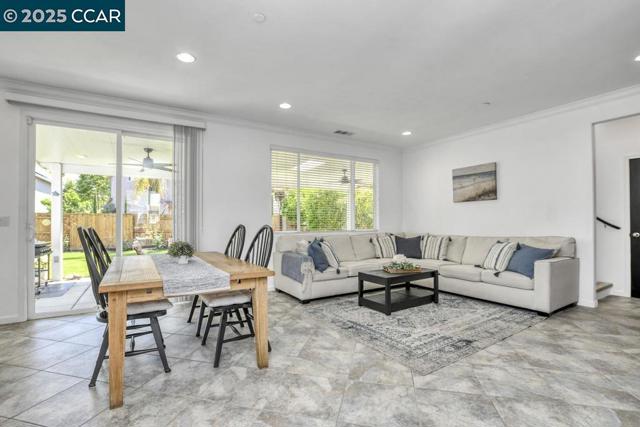 369 Myrtle Ln, Oakley CA: https://media.crmls.org/mediaz/d46d7b20-9042-4fa9-87b9-85545ec8b59a.jpg