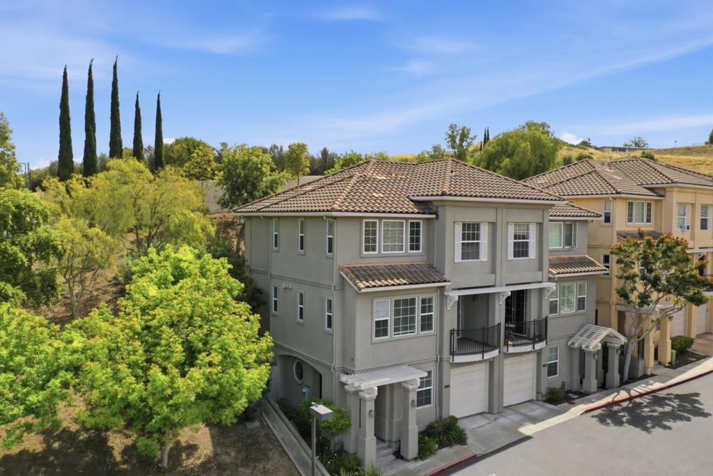https://media.crmls.org/mediaz/d47025b5-4263-41f9-9fb8-4b2ab39f84f9.jpg?preset=X-Large