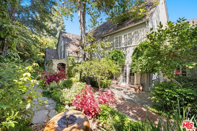 616 Perugia Way, Los Angeles CA: https://media.crmls.org/mediaz/d471219d-7be2-4d01-9124-a44695acac1b.jpg