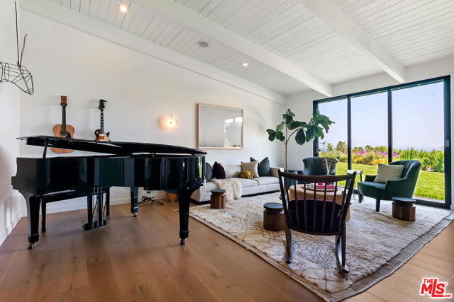 17237 Quesan Place, Encino CA: https://media.crmls.org/mediaz/d471e346-6ff6-4e63-b210-c38f44c87302.jpg