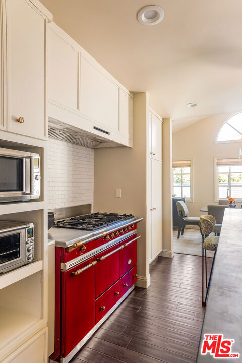 2770 La Castana Drive, Los Angeles CA: https://media.crmls.org/mediaz/d4734f0e-2af9-479b-92f7-b8bb2bf2d6c6.jpg