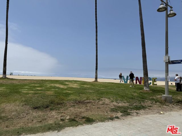 39 Westminster Avenue, Venice CA: https://media.crmls.org/mediaz/d4739a3a-8034-4c79-b197-21eb32cd0901.jpg