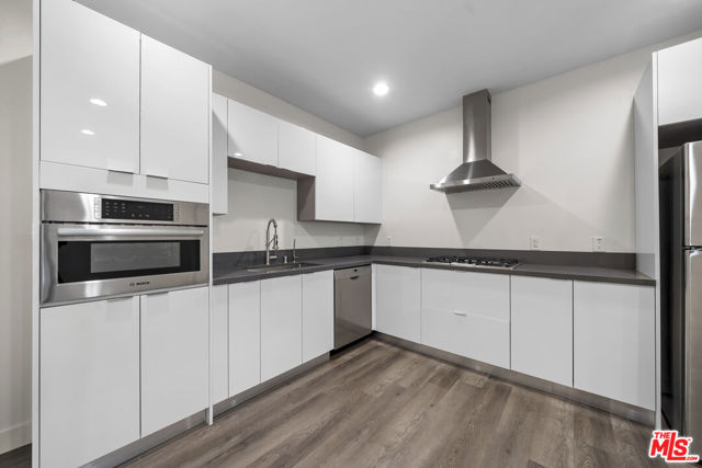 900 S Kenmore Avenue, Los Angeles CA: https://media.crmls.org/mediaz/d474be99-eec4-45b2-8f1c-1be559c1d182.jpg