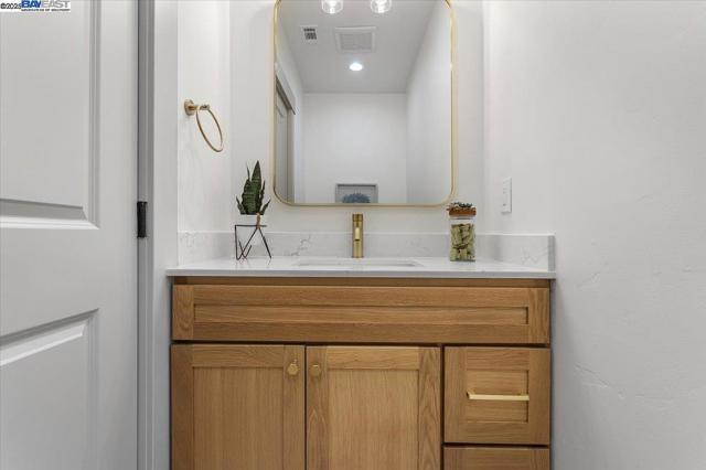 689 Santa Ray Ave, Oakland CA: https://media.crmls.org/mediaz/d474f18f-0516-4087-9a92-ca92ab670a1c.jpg