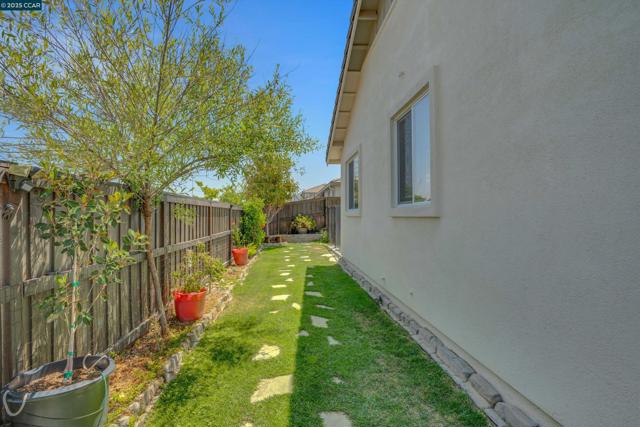 901 Goldfinch Cir, Vacaville CA: https://media.crmls.org/mediaz/d475b8a6-30a0-4c43-a237-c5cfd3e2aacd.jpg