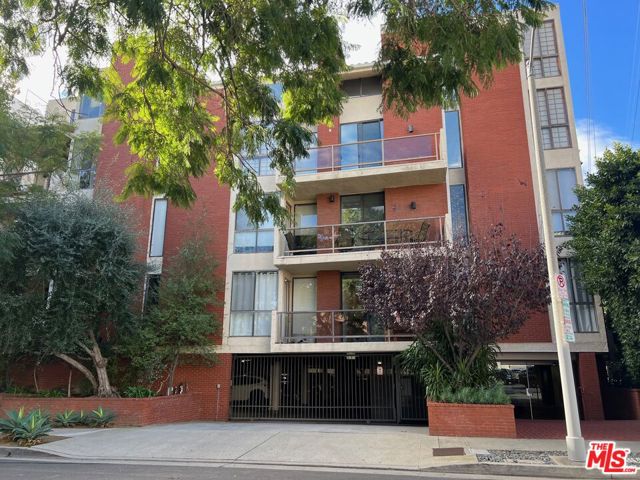 1825 Midvale Avenue, Los Angeles CA: https://media.crmls.org/mediaz/d475d930-18cb-45b5-a88e-0f1ef8a8b820.jpg