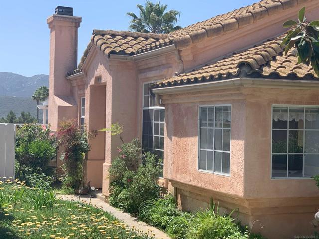 11762 Monte View Ct, El Cajon CA: https://media.crmls.org/mediaz/d475faea-d258-4364-925d-5e0d4f36195e.jpg