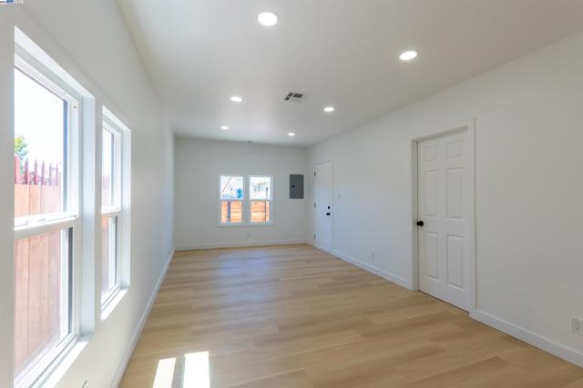 1276 64Th Ave, Oakland CA: https://media.crmls.org/mediaz/d47a8eef-dff2-4ca9-8af9-e2cb8b4beb49.jpg