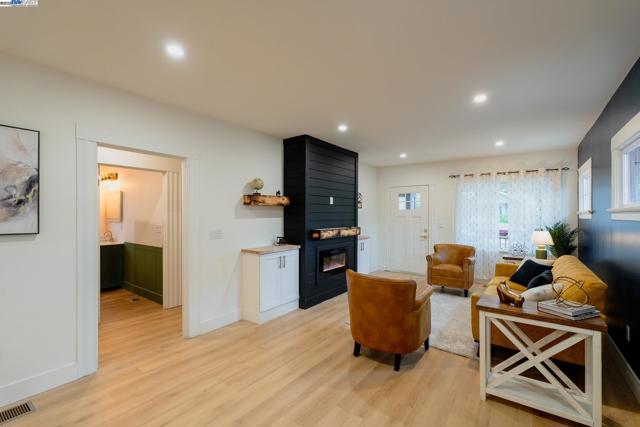 415 W 9Th St, Antioch CA: https://media.crmls.org/mediaz/d47a94ee-c02c-40de-90cb-1f45abd0b948.jpg