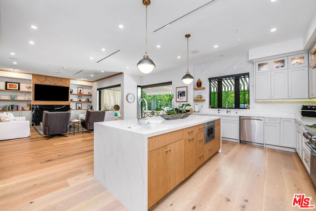 4365 Kraft Avenue, Studio City CA: https://media.crmls.org/mediaz/d47ae1ab-80b8-4ded-a81b-95412e82d826.jpg