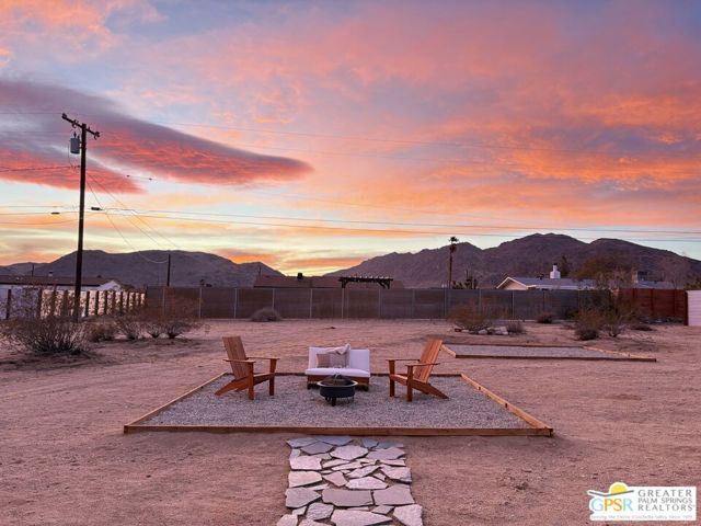 4742 Avenida La Flora Desierta, Joshua Tree CA: https://media.crmls.org/mediaz/d47b34fa-c80a-463f-bd27-34c34ba6114e.jpg