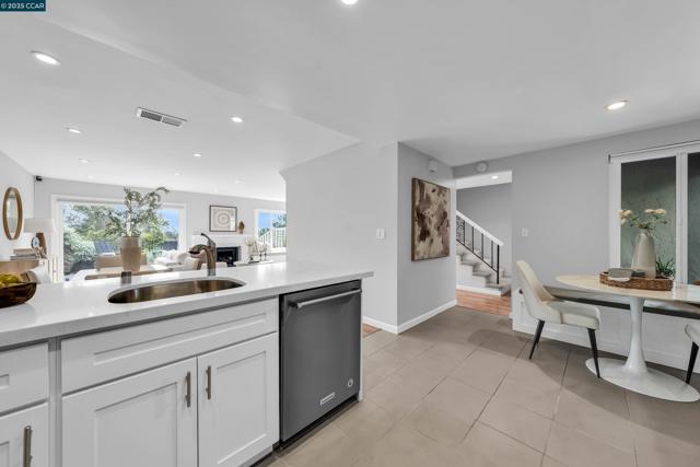 31 Turtle Creek Street, Oakland CA: https://media.crmls.org/mediaz/d47b426f-a444-499d-8c75-3286a47b32ee.jpg