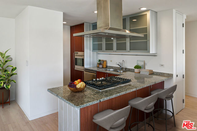 101 California Avenue, Santa Monica CA: https://media.crmls.org/mediaz/d47d8886-e8fb-4eb4-8d65-cb4e697e1684.jpg