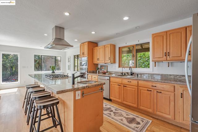 3336 Oak Ct, Lafayette CA: https://media.crmls.org/mediaz/d47f73a4-69f7-4e21-81a9-5193fa3c0fb3.jpg