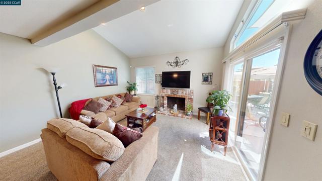9 Aquamarine Ct, Hercules CA: https://media.crmls.org/mediaz/d47ffd8b-aff0-4851-9207-dabb3ca8adcb.jpg