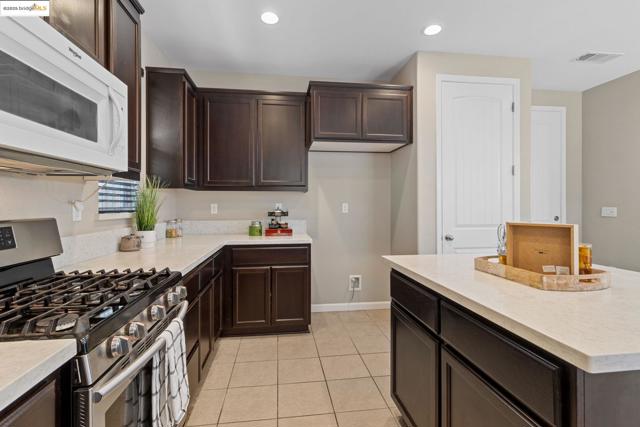2218 Toscana Dr, Pittsburg CA: https://media.crmls.org/mediaz/d480705d-f957-476b-9fd2-64a4edceb07a.jpg