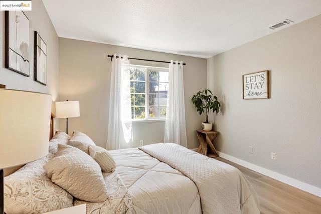 16 Town Sq PL, Oakland CA: https://media.crmls.org/mediaz/d48102c1-888f-4092-bae0-00272ec9aeb6.jpg