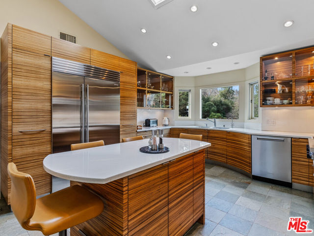 3818 Hollyline Avenue, Sherman Oaks CA: https://media.crmls.org/mediaz/d4812176-454b-42f2-a3db-795a8d4f9156.jpg
