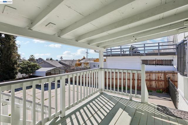 2514 21St Ave, Oakland CA: https://media.crmls.org/mediaz/d481ce88-58c5-4544-ad01-cc273ff88d56.jpg