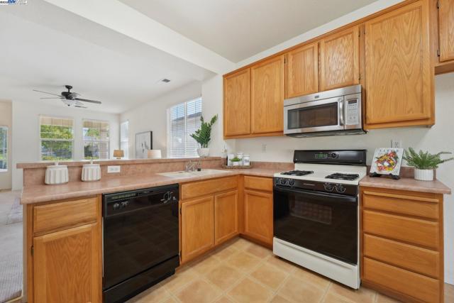 491 Central Park Pl, Brentwood CA: https://media.crmls.org/mediaz/d481ef4e-650a-42af-ac69-9594a0f2cd84.jpg