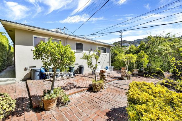 1750 Wabasso Way, Glendale CA: https://media.crmls.org/mediaz/d48221e2-8a13-4b2e-a0e7-11dc5cee2650.jpg