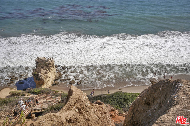 32215 Pacific Coast Highway, Malibu CA: https://media.crmls.org/mediaz/d4838030-3ea3-4d4d-a3ce-d8021eb8e57f.jpg